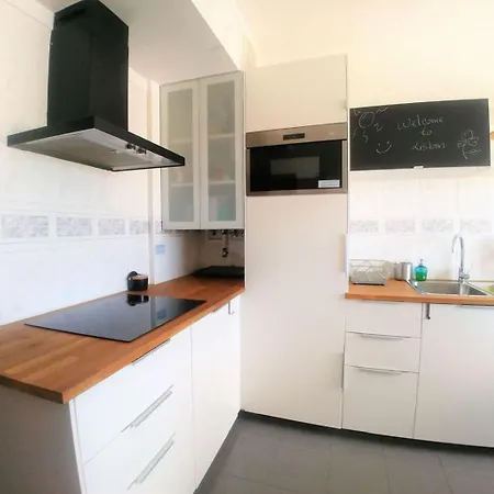 Apartment Be Local - With 3 Bedroom Near Oriente Station In